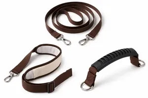Accessoires inclus : bandoulière, laisse et poignée
